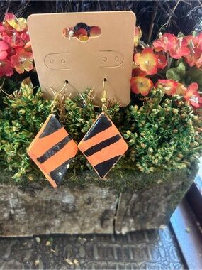 🤩 Handmade Orange and Black Striped Diamond Earrings